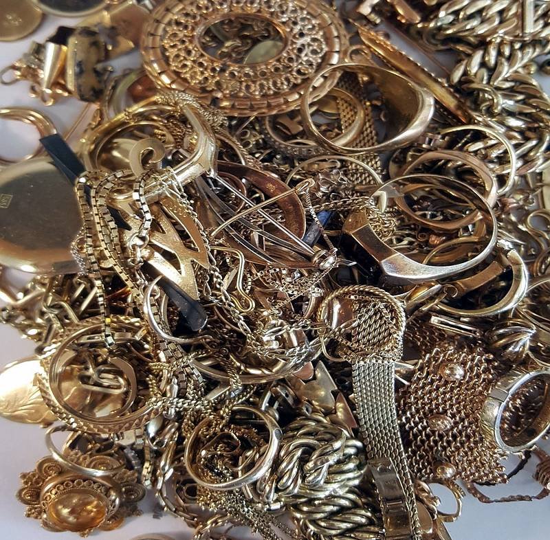 Oude gouden sieraden, munten en horlogebanden