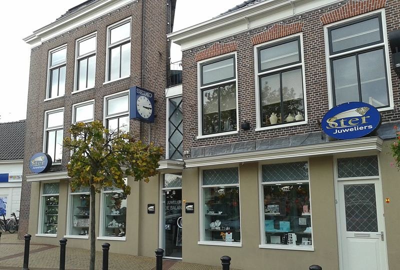 Het winkelpand van Juwelier De Balans aan de Markt in Lemmer
